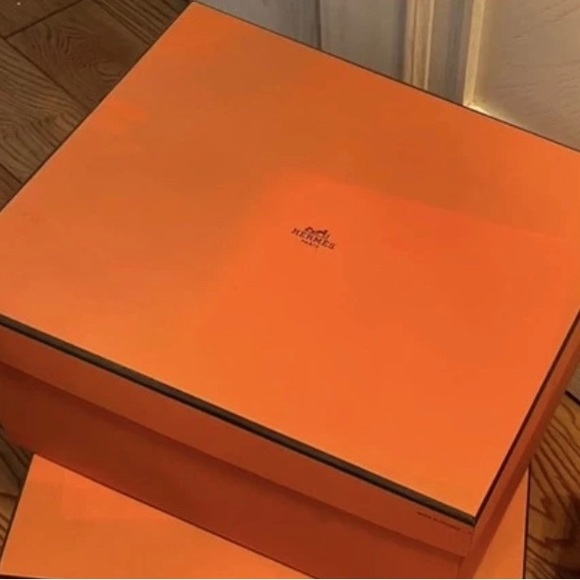Hermes- authentic empty new box with ribbon! Large size - Picture 1 of 2